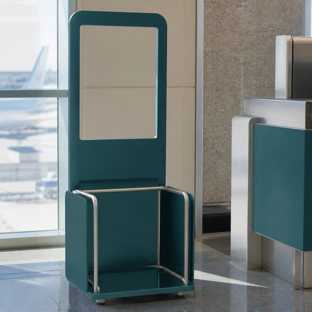 Größenschablone für Handgepäck an einem Gate, leer, ohne Personen